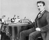 Edison mit seinem Phonographen (1878)